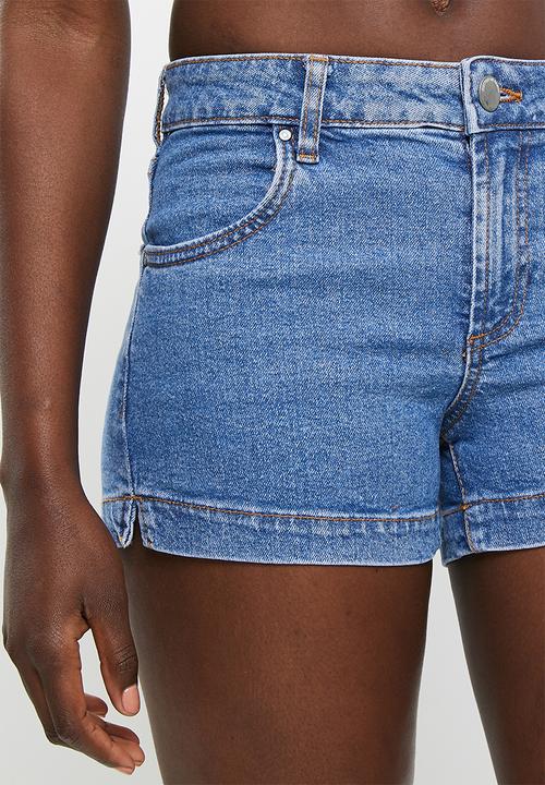 Cotton On - Mid rise classic stretch denim short - off shore blue