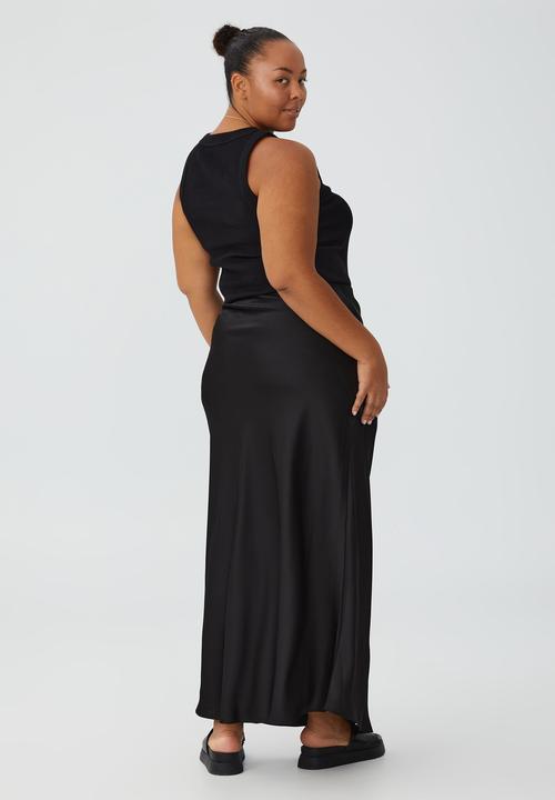 Cotton On - Curve amalfi satin maxi skirt - black
