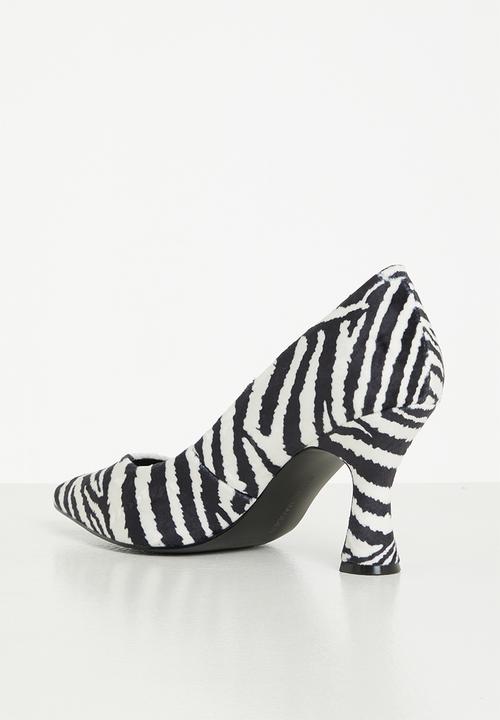 Steve Madden - Notary court heel - zebra velvet