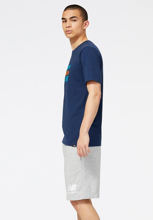 New Balance  - Nb classics core plus graphic tee - natural indigo