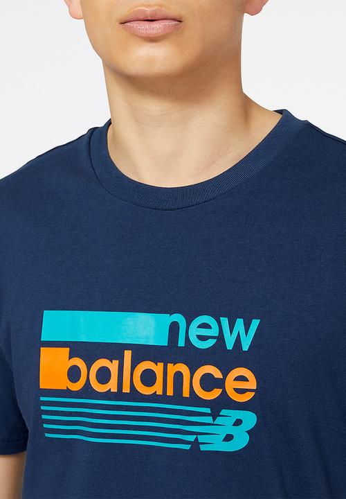 New Balance  - Nb classics core plus graphic tee - natural indigo