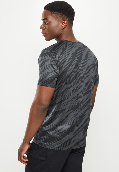 ASICS - Core all over print short sleeve top - graphite grey