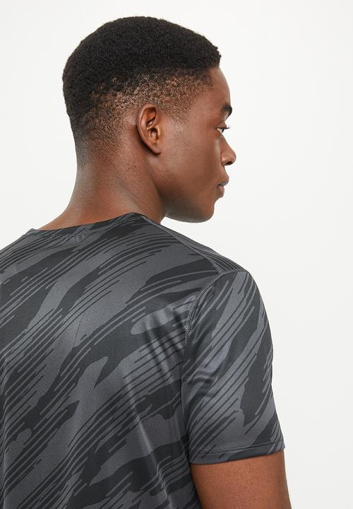 ASICS - Core all over print short sleeve top - graphite grey