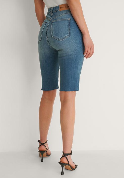 NA-KD - Skinny raw hem bermuda shorts - mid blue