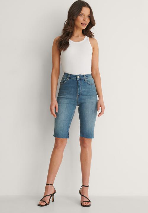 NA-KD - Skinny raw hem bermuda shorts - mid blue