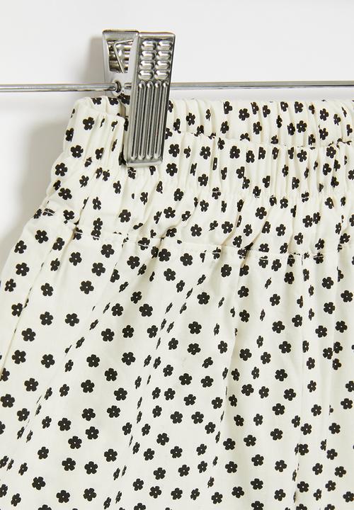 Pop Candy - Shorts with flowers - white & black 