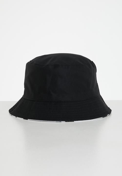 Superbalist - Cow print bucket hat - black & white