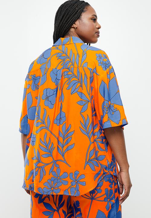 Me&B - Plus boxy regular length shirt - orange blue floral