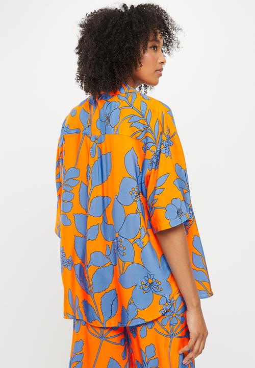 Me&B - Boxy regular length shirt - orange blue floral