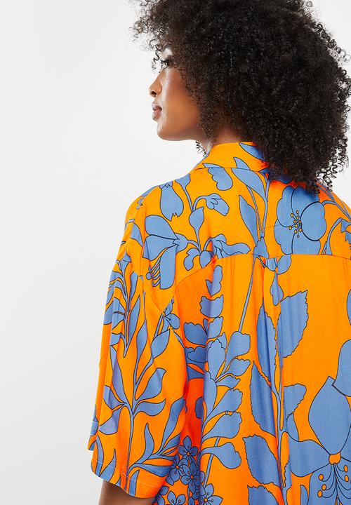 Me&B - Boxy regular length shirt - orange blue floral