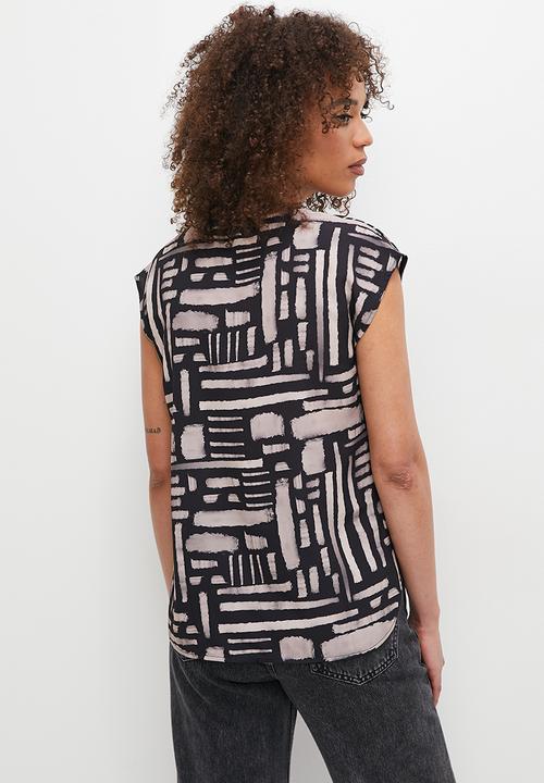 Superbalist - Basic woven v-neck shell - black brushstrokes