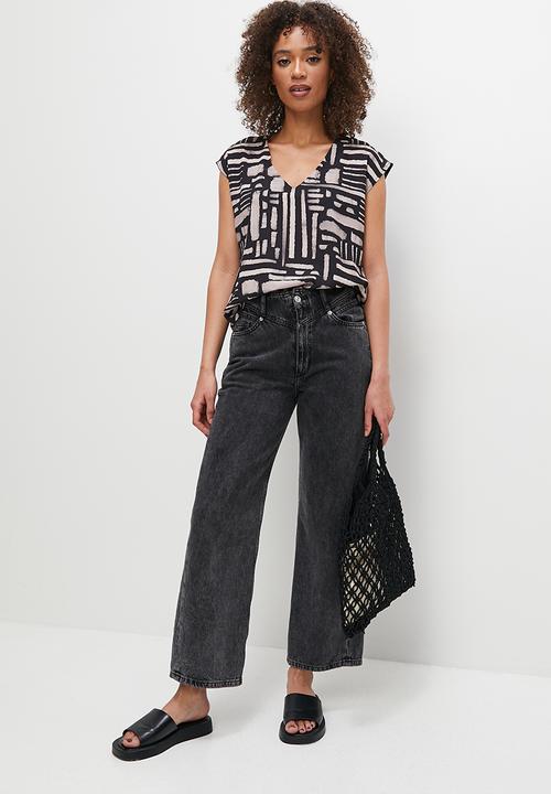 Superbalist - Basic woven v-neck shell - black brushstrokes