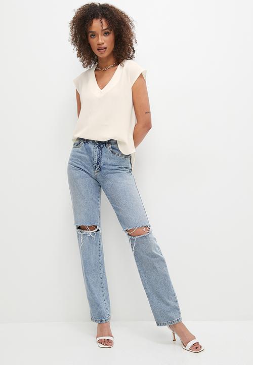 Superbalist - Basic woven v neck shell - blanc de blanc