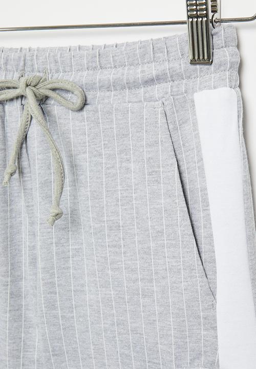 Superbalist - Fleece cargo shorts - grey & white