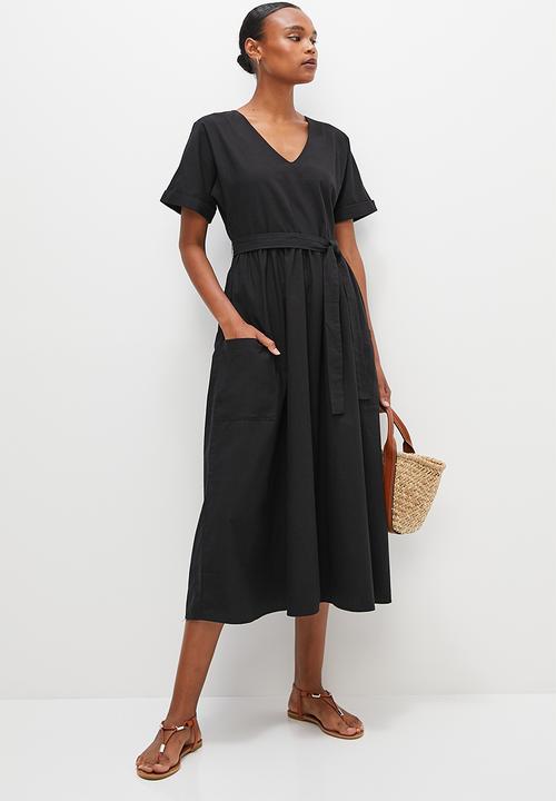 edit - V-neck pocket detail fit & flare midi - black