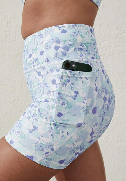 Cotton On - Smoothing pocket shortie short - painterly floral silky blue