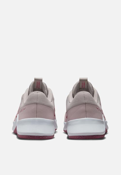 Nike - W nike mc trainer 2 - lt iron ore, desert berry & barely rose