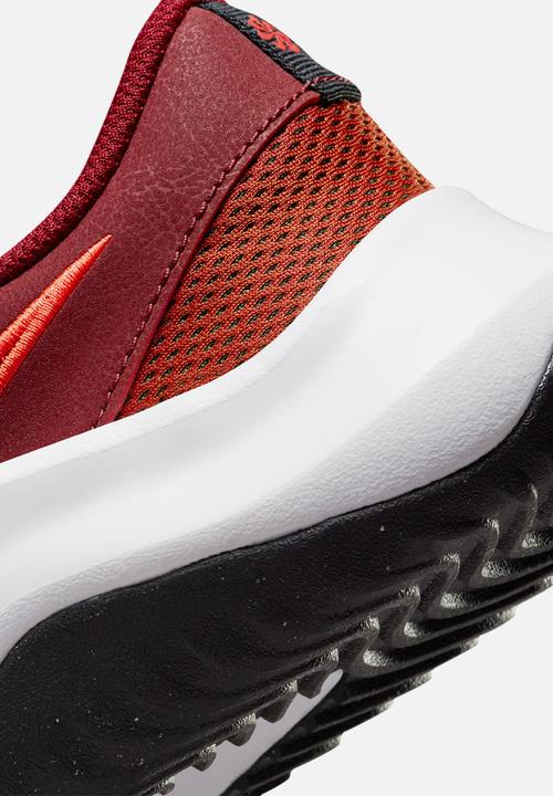 Nike - Legend Essential 3