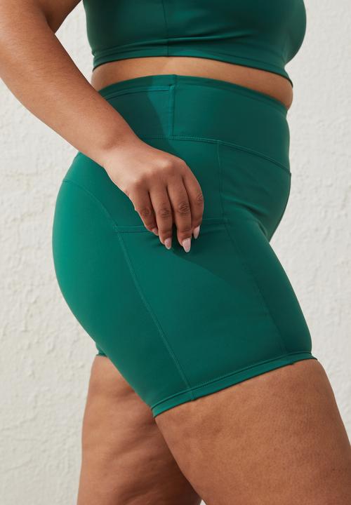 Cotton On - Curve active smoothing explorer bike short - verdant green