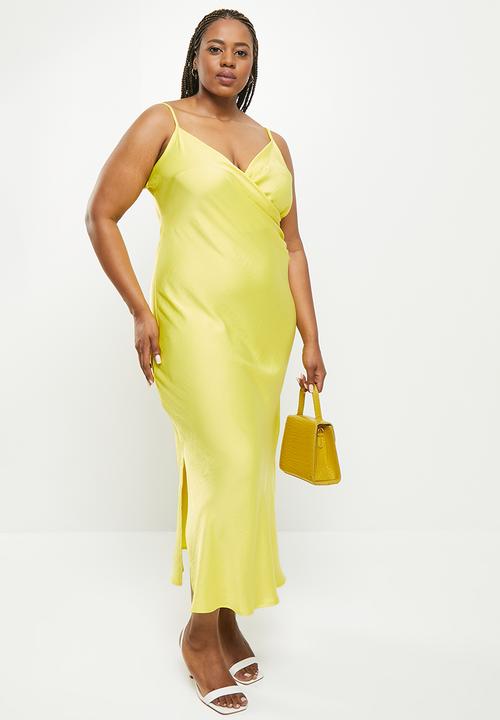 Me&B - Plus wrap ruched dress side slit - yellow