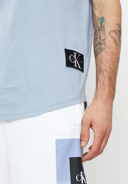 Calvin Klein - Badge turn up sleeve - silver sky