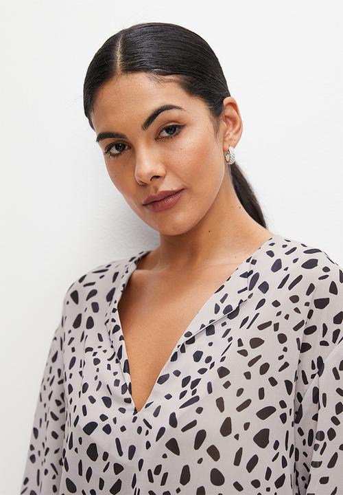 edit - 3/4 balloon sleeve notch neck shell - mono irregular speckles
