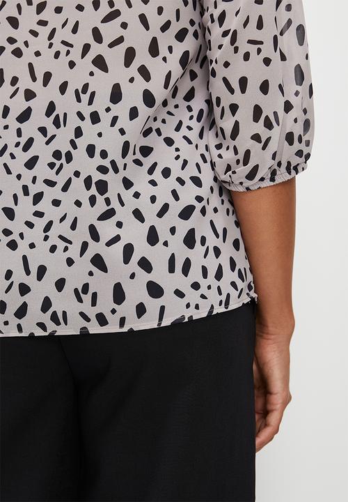 edit - 3/4 balloon sleeve notch neck shell - mono irregular speckles