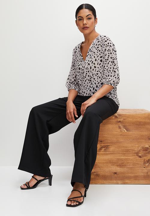 edit - 3/4 balloon sleeve notch neck shell - mono irregular speckles