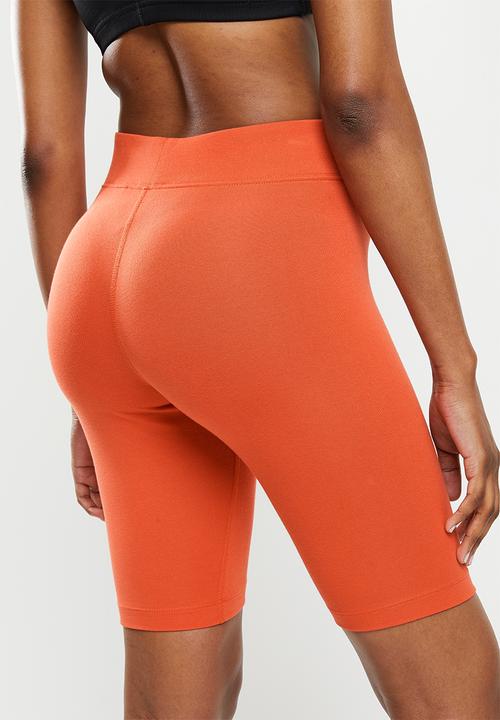 Nike - W nike sports wear essential mr biker short - mantra orange & white