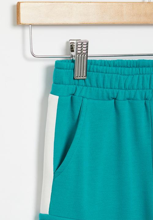 Superbalist - Fleece cargo shorts - jade & white