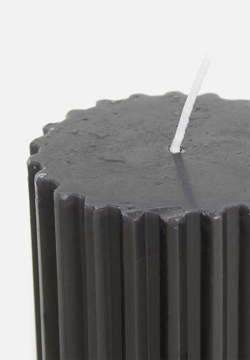 H&S - Ribbed pillar candle - black