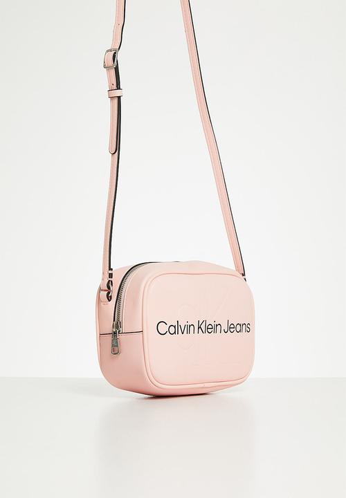 Calvin Klein - Sculpted camera bag mono - pink blush
