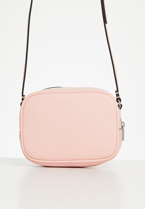 Calvin Klein - Sculpted camera bag mono - pink blush