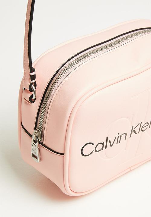 Calvin Klein - Sculpted camera bag mono - pink blush