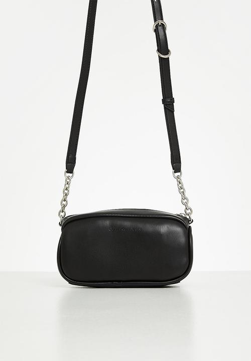 Calvin Klein - Sculpted ew camera bag20 chain - black