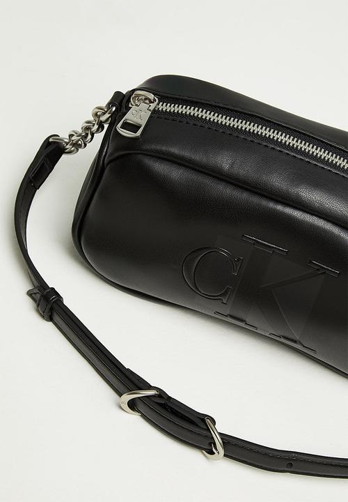 Calvin Klein - Sculpted ew camera bag20 chain - black