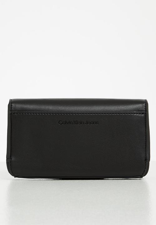 Calvin Klein - Sculpted phone crossbody chain - black