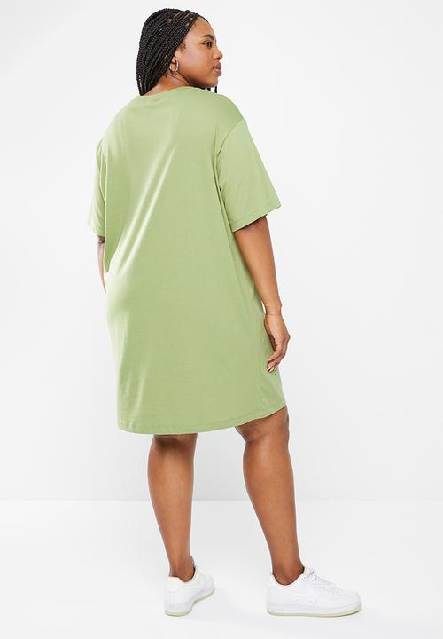 Nike - Plus w nsw essential short sleeve dress - alligator & white