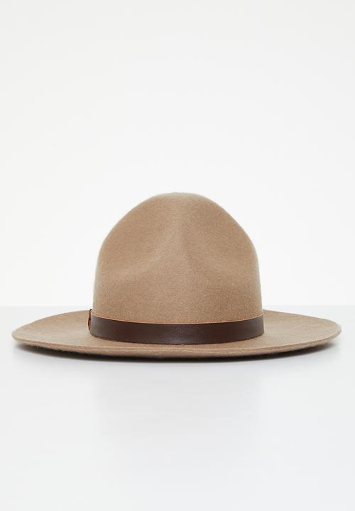 Simon and Mary - Mounty trad - fawn
