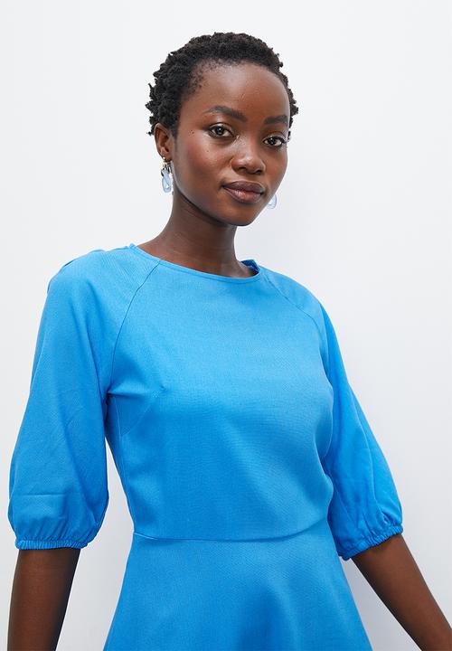 Superbalist - Puff sleeve open back fit & flare - cyan 