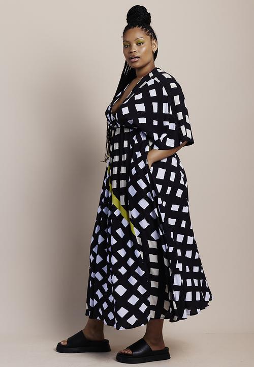Me&B - Plus curved kimono full skirt maxi dress - black & white