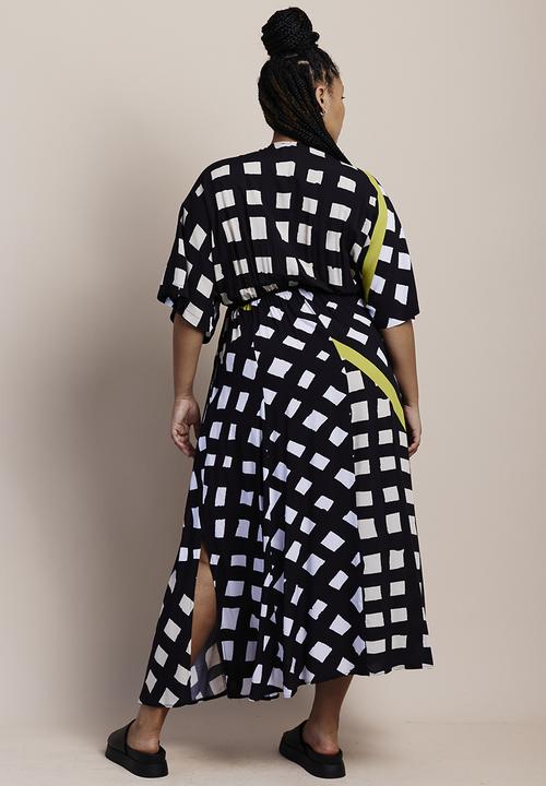 Me&B - Plus curved kimono full skirt maxi dress - black & white