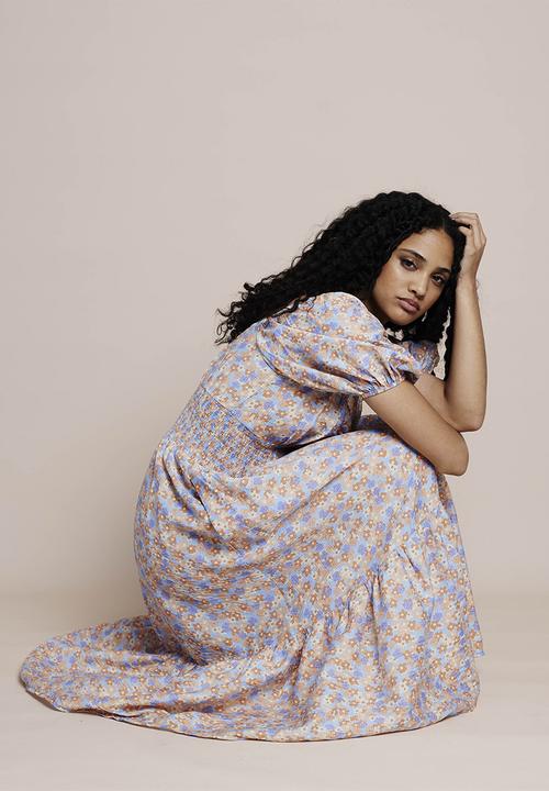 Me&B - Shirring curved band dress with pockets - blues floral ditsy