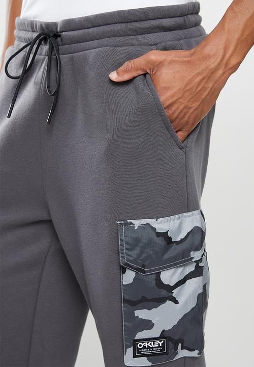 Oakley - Road trip rc cargo sweatpants - forged iron