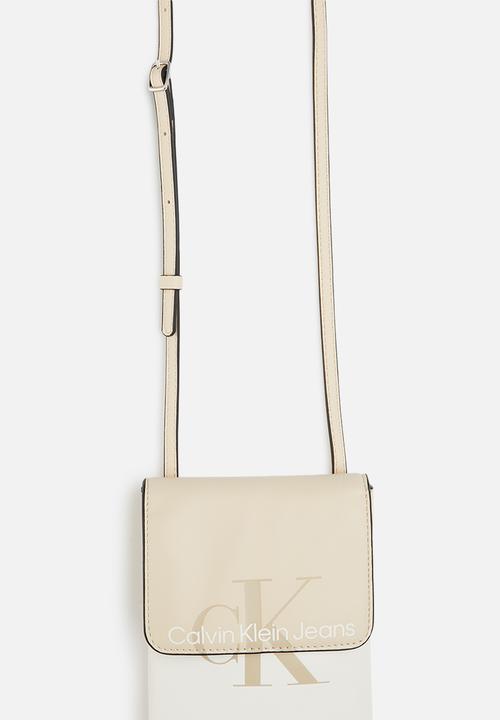 Calvin Klein - Sculpted phone crossbody hero - tuscan beige & white