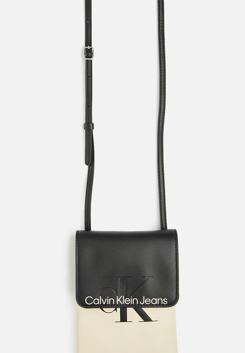 Calvin Klein - Sculpted phone crossbody hero - black & white