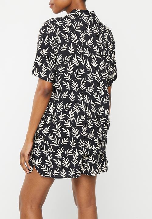 Superbalist - Maternity woven button down sleep set - black based leaves