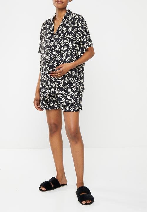 Superbalist - Maternity woven button down sleep set - black based leaves