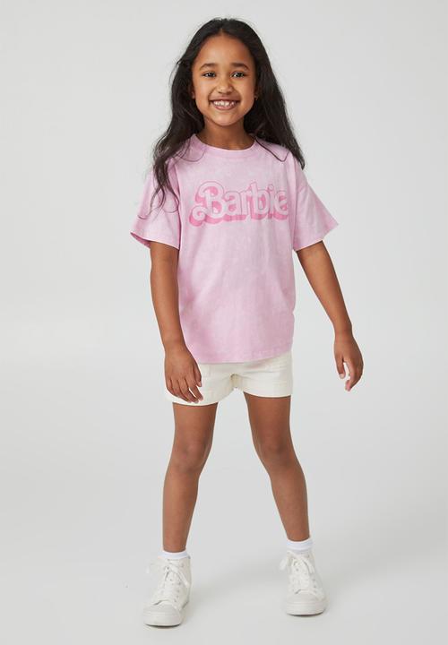 Cotton On - License drop shoulder tee - mat barbie logo/cali pink wash