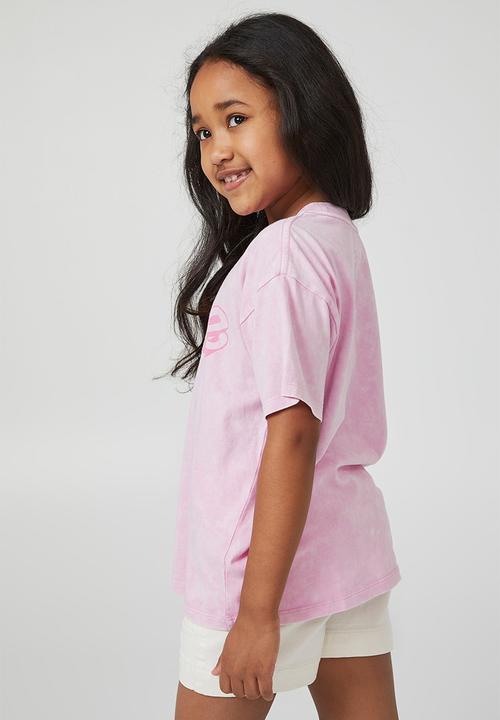 Cotton On - License drop shoulder tee - mat barbie logo/cali pink wash